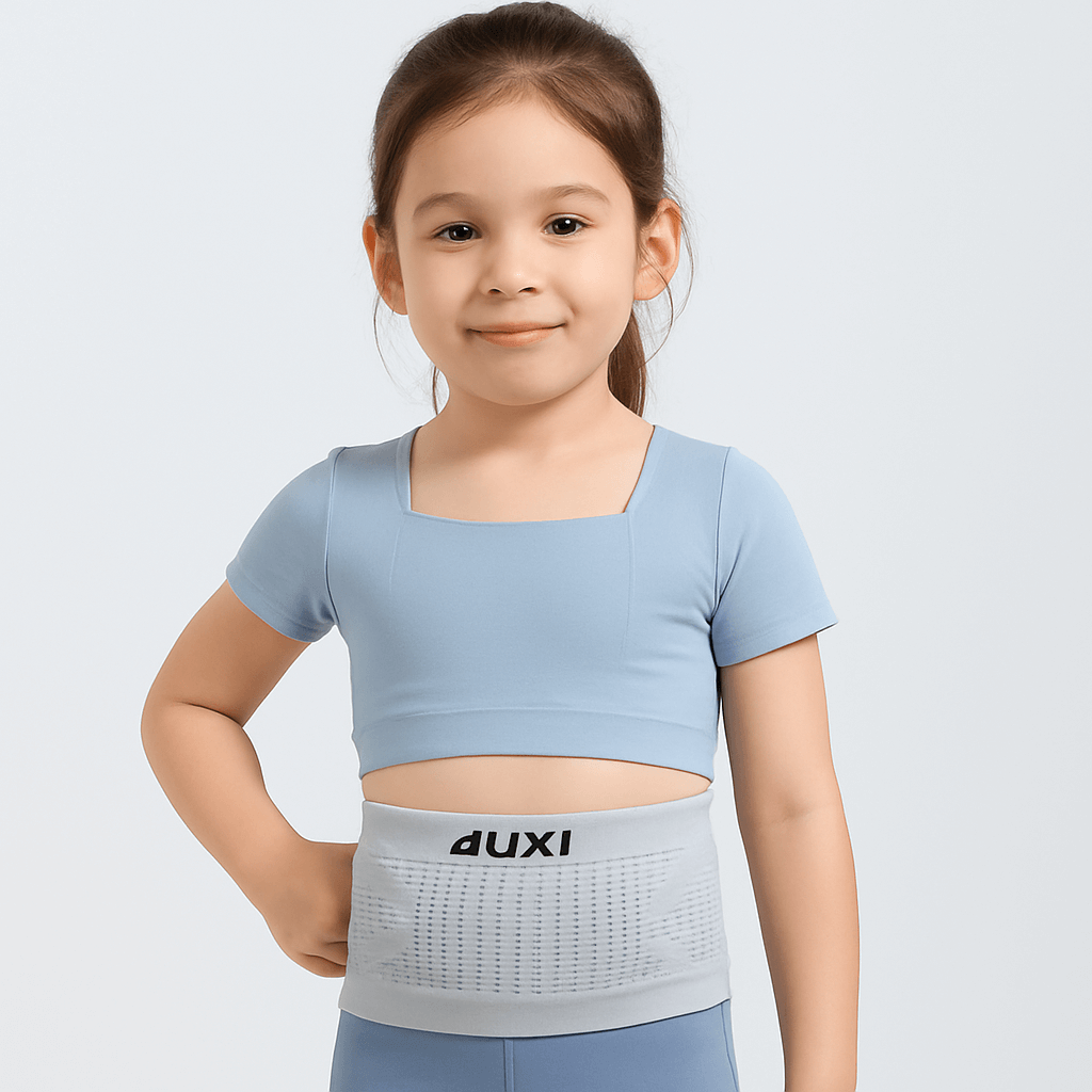 Barn bär ett pumpband för insulinpumpar och mobil säker förvaring i ljusblå klädsel.