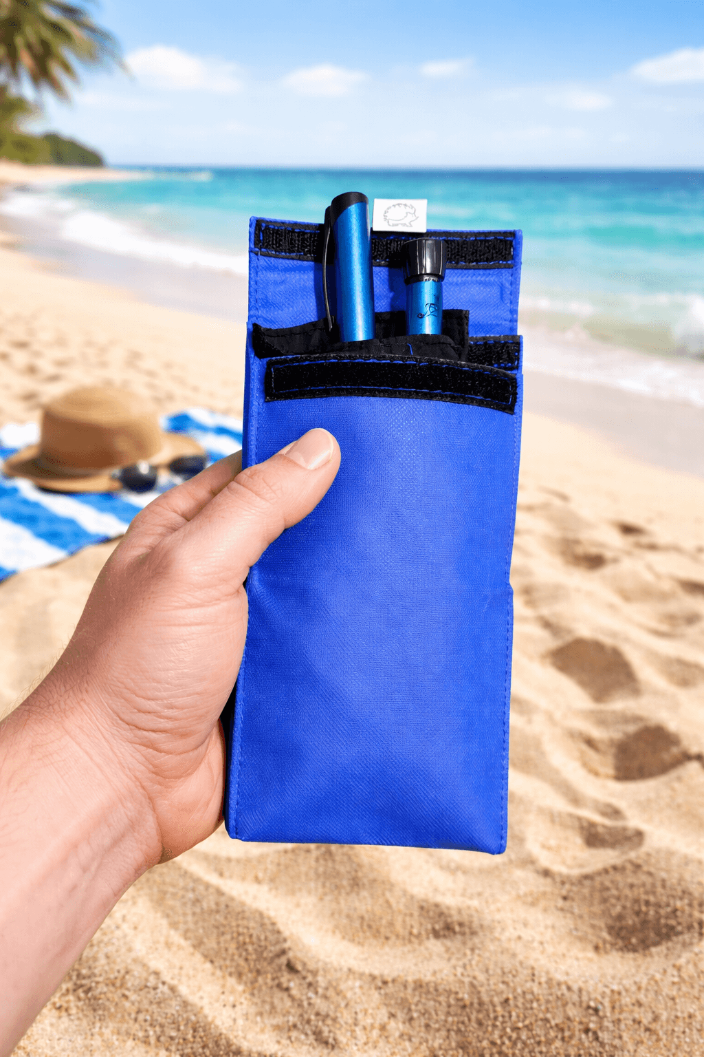 Blå kylfodral Duo för insulinpennor vid stranden, håll dina mediciner svala utan krångel.