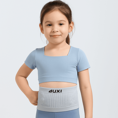 Barn bär ett pumpband för insulinpumpar och mobil säker förvaring i ljusblå klädsel.