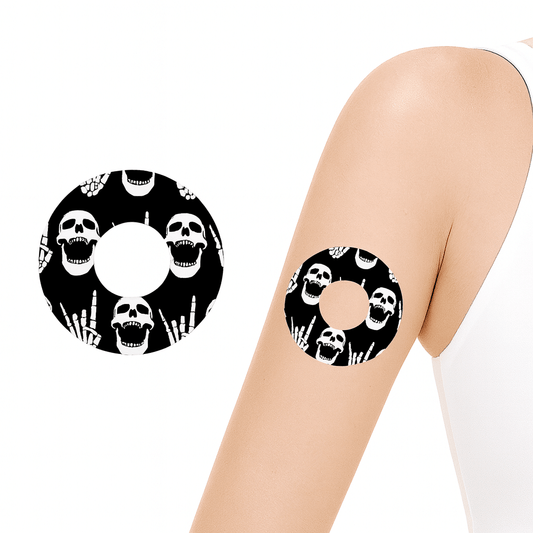 Rock'N'Roll Skull Sensor Patch för Freestyle Libre 3 med design av dödskallar på huden.