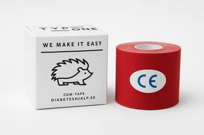 Röd tejp för CGM-sensor och insulinpump, extra stark fixering bredvid produktförpackning.