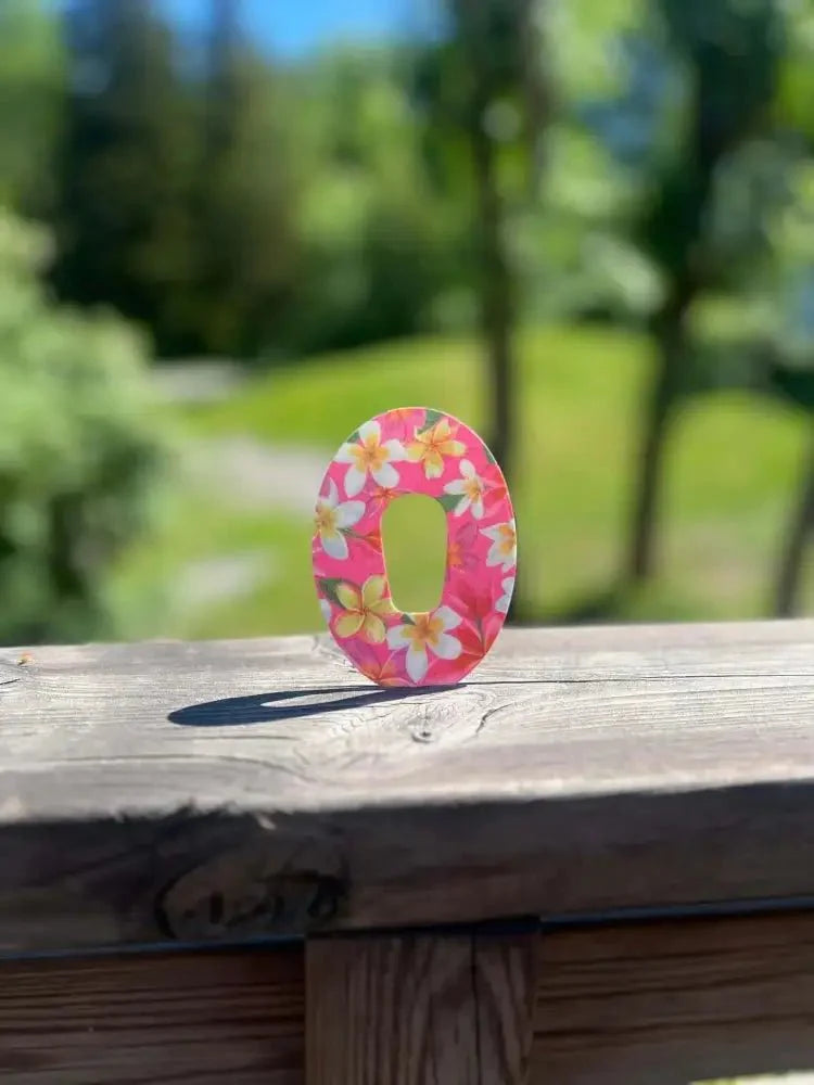 Dexcom G6 sensor med rosa blommiga CGM-sensoröverdrag för stabilt och hudvänligt skydd.