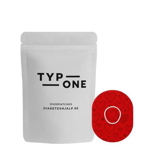 Förpackning och röd Dexcom G7 Heart Overpatch med hjärtmönster för trygg sensoranvändning.