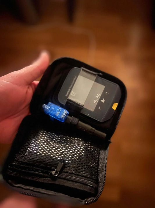 Accu-Chek FastClix med LED nattlampa för blodsockertest i mörker, diabetesverktyg i ett kompakt och praktiskt fodral.