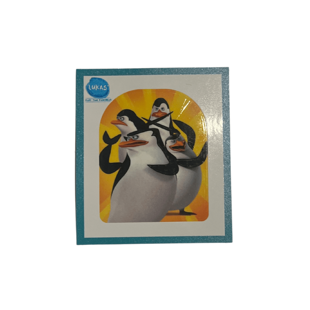 Klistermärke med tre tecknade pingviner på en orange bakgrund.