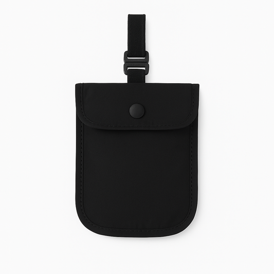 Svart liten ficka med knappstängning och justerbart spänne för bälte eller rem