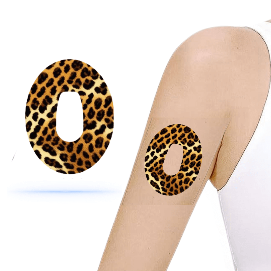 Dexcom G6 Leopardmönster overpatches på arm, stiligt och säkert sensoröverdrag