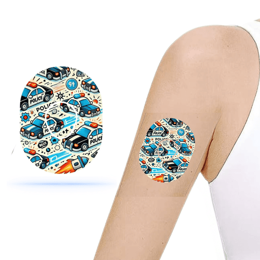 Polisbil Dexcom G7 överpatch med fartfyllt polisbilar-mönster för extra stabilitet och skydd på armen