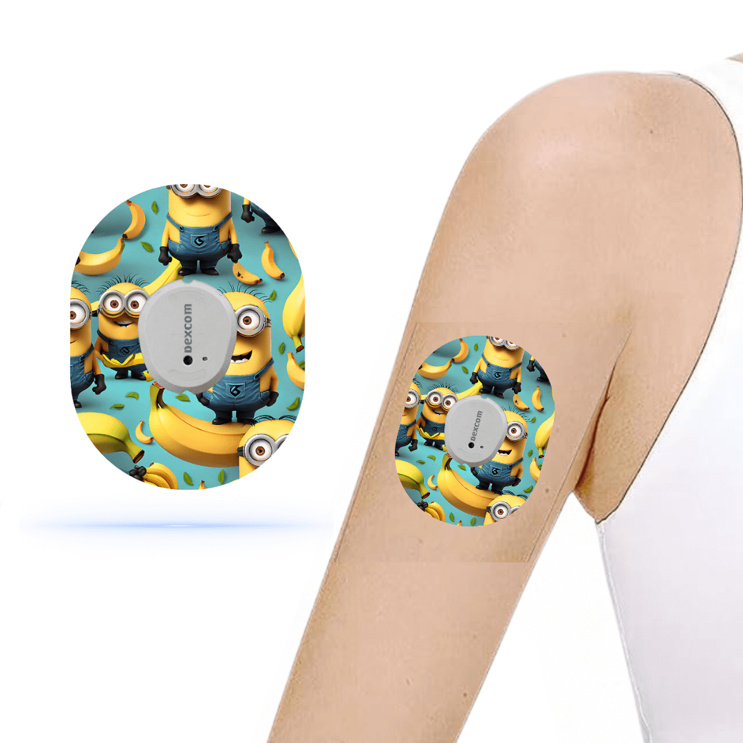 Dexcom G7 CGM-sensor överplåster med Minions-design applicerat på en arm