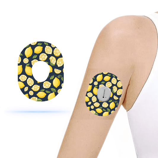 Dexcom One+ Lemon's tree CGM-sensor överlappering med citronmönster på en arm, kombinerar stil och skydd.