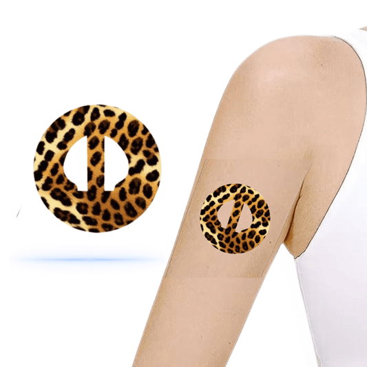 Medtronic Guardian 4 sensor med leopardmönstrade överpatches för stil och skydd