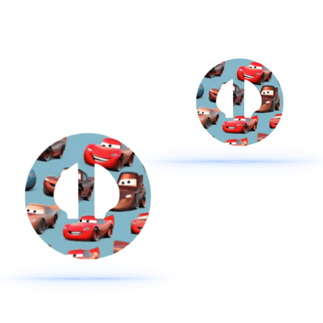 Medtronic Guardian 4 Blixten McQueen CGM-sensor overpatches med Cars-motiv på vit bakgrund