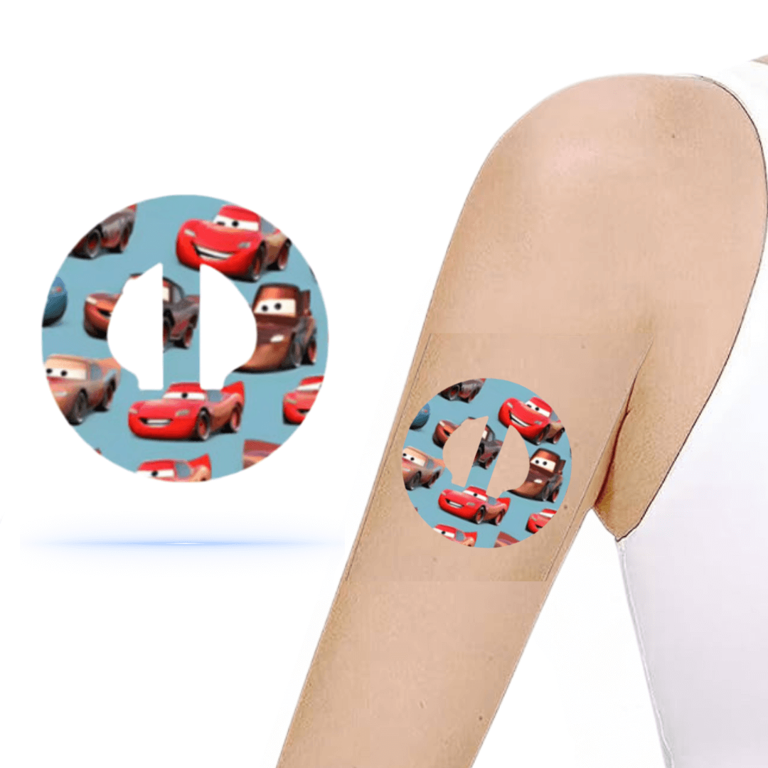 Medtronic Guardian 4 Blixten McQueen CGM-sensor overpatch på arm med Cars motiv.