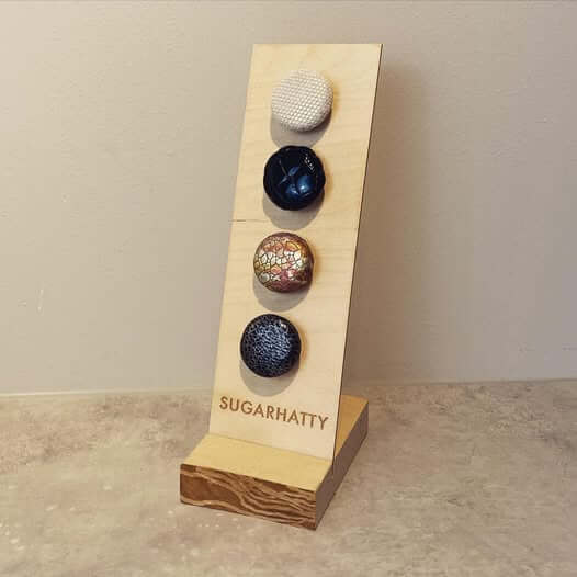 Produktutställning av SugarHatty-accessoarer för FreeStyle Libre 1 & 2 sensor, elegant design för stil och skydd.