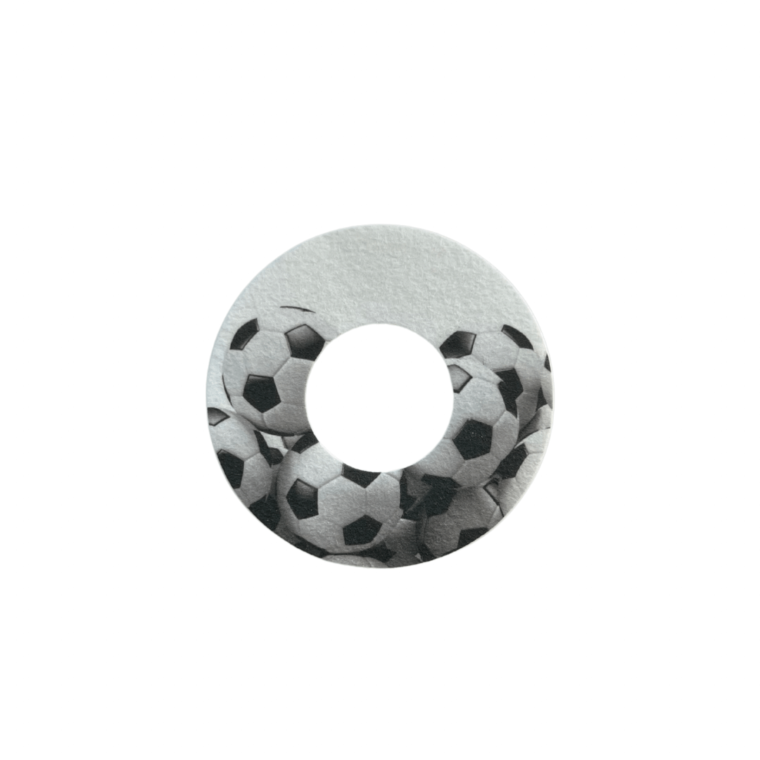 Fotbollsmönstrad overpatch för Freestyle Libre 1 & 2 från MixPack, perfekt för personlig stil och sensortrygghet.