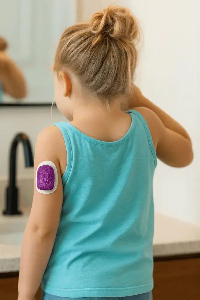 Barn bär Omnipod med lila glittersticker, vilket ger insulinpumpen en personlig och stilfull touch.