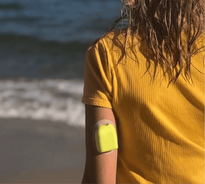 Omnipod Universal PumpCover i bruk på stranden, ger skydd och stil utan att påverka funktionalitet.